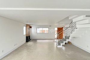 Casa em Condomínio para alugar com 334m², 3 dormitórios, 3 vagas no bairro Pedra Redonda em Porto Alegre - Foto 4