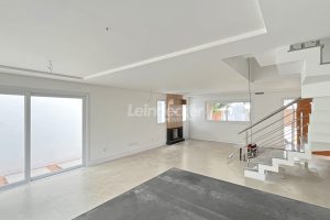 Casa em Condomínio para alugar com 334m², 3 dormitórios, 3 vagas no bairro Pedra Redonda em Porto Alegre - Foto 5