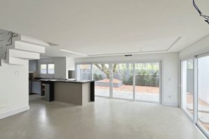 Casa em Condomínio para alugar com 334m², 3 dormitórios, 3 vagas no bairro Pedra Redonda em Porto Alegre - Foto 7