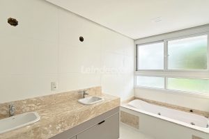 Casa em Condomínio para alugar com 334m², 3 dormitórios, 3 vagas no bairro Pedra Redonda em Porto Alegre - Foto 16