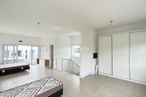 Casa em Condomínio para alugar com 334m², 3 dormitórios, 3 vagas no bairro Pedra Redonda em Porto Alegre - Foto 26