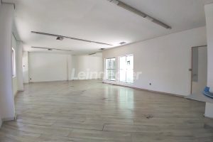 Sala para alugar com 170m², 4 vagas no bairro Navegantes em Porto Alegre - Foto 2
