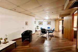 Conjunto para alugar com 200m², 1 vaga no bairro Floresta em Porto Alegre - Foto 4