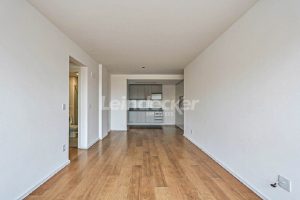 Apartamento para alugar com 90m², 3 dormitórios, 2 vagas no bairro Vila Ipiranga em Porto Alegre - Foto 2