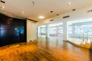 Loja para alugar com 244m², 1 vaga no bairro Independência em Porto Alegre - Foto 1