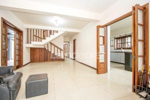 Casa para alugar com 300m², 4 dormitórios, 6 vagas no bairro Jardim Itu Sabará em Porto Alegre - Foto 2