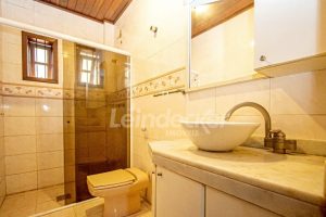 Casa para alugar com 300m², 4 dormitórios, 6 vagas no bairro Jardim Itu Sabará em Porto Alegre - Foto 12