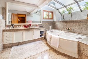 Casa para alugar com 580m², 5 dormitórios, 4 vagas no bairro Ipanema em Porto Alegre - Foto 16