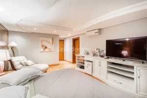 Casa para alugar com 580m², 5 dormitórios, 4 vagas no bairro Ipanema em Porto Alegre - Foto 17