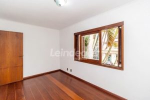 Casa para alugar com 224m², 3 dormitórios, 3 vagas no bairro Santana em Porto Alegre - Foto 17