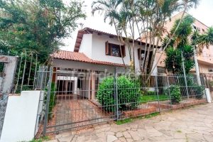 Casa para alugar com 224m², 3 dormitórios, 3 vagas no bairro Santana em Porto Alegre - Foto 31