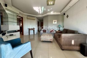 Apartamento para alugar com 99m², 3 dormitórios, 2 vagas no bairro Vila Ipiranga em Porto Alegre - Foto 1