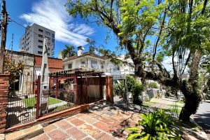 Casa para alugar com 156m², 3 dormitórios, 2 vagas no bairro Rio Branco em Porto Alegre - Foto 1