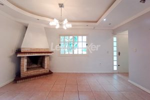 Casa em Condomínio para alugar com 270m², 4 dormitórios, 4 vagas no bairro Vila Nova em Porto Alegre - Foto 2