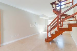 Casa para alugar com 103m², 2 dormitórios, 1 vaga no bairro Camaqua em Porto Alegre - Foto 2