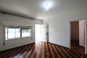 Casa para alugar com 298m², 3 dormitórios, 2 vagas no bairro Medianeira em Porto Alegre - Foto 3