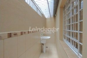 Casa para alugar com 97m², 2 dormitórios, 1 vaga no bairro Teresópolis em Porto Alegre - Foto 25