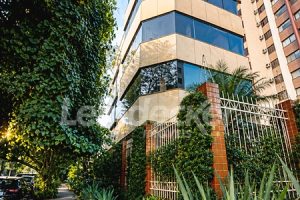 Apartamento para alugar com 230m², 3 dormitórios, 2 vagas no bairro Higienópolis em Porto Alegre - Foto 25
