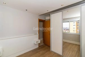 Apartamento para alugar com 93m², 2 dormitórios, 3 vagas no bairro Jardim Europa em Porto Alegre - Foto 12