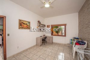 Casa à venda com 219m², 4 dormitórios, 1 suíte, 3 vagas no bairro Chácara das Pedras em Porto Alegre - Foto 11