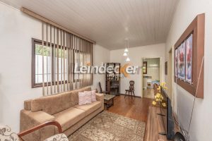 Casa à venda com 219m², 4 dormitórios, 1 suíte, 3 vagas no bairro Chácara das Pedras em Porto Alegre - Foto 27