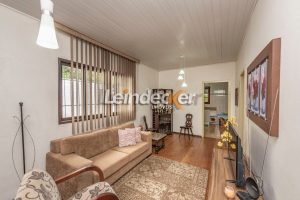 Casa à venda com 219m², 4 dormitórios, 1 suíte, 3 vagas no bairro Chácara das Pedras em Porto Alegre - Foto 32