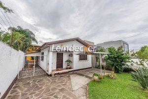 Casa à venda com 219m², 4 dormitórios, 1 suíte, 3 vagas no bairro Chácara das Pedras em Porto Alegre - Foto 2