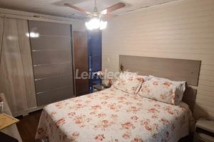 Casa à venda com 135m², 3 dormitórios, 1 suíte, 4 vagas no bairro Teresópolis em Porto Alegre - Foto 3