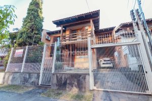 Casa à venda com 313m², 4 dormitórios, 1 suíte, 4 vagas no bairro Jardim Lindóia em Porto Alegre - Foto 1