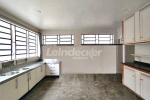 Casa à venda com 300m², 6 dormitórios, 2 suítes, 2 vagas no bairro Tristeza em Porto Alegre - Foto 6