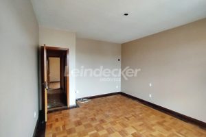Casa à venda com 300m², 6 dormitórios, 2 suítes, 2 vagas no bairro Tristeza em Porto Alegre - Foto 11