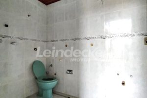 Casa à venda com 300m², 6 dormitórios, 2 suítes, 2 vagas no bairro Tristeza em Porto Alegre - Foto 22