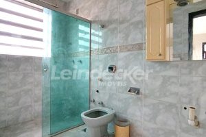 Casa à venda com 300m², 6 dormitórios, 2 suítes, 2 vagas no bairro Tristeza em Porto Alegre - Foto 26