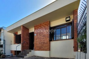 Casa à venda com 318m², 4 dormitórios, 2 suítes, 5 vagas no bairro Três Figueiras em Porto Alegre - Foto 1