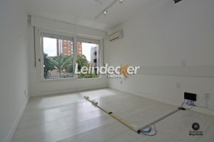Casa à venda com 485m², 5 dormitórios, 2 suítes, 3 vagas no bairro Auxiliadora em Porto Alegre - Foto 3