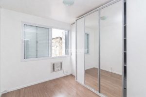 Apartamento à venda com 65m², 2 dormitórios no bairro Centro Histórico em Porto Alegre - Foto 4