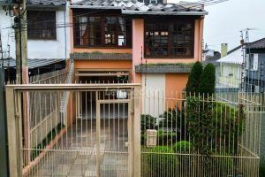 Casa à venda com 220m², 3 dormitórios, 1 suíte no bairro Jardim Sabará em Porto Alegre - Foto 2