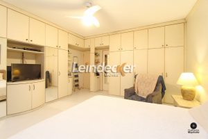 Casa à venda com 486m², 3 dormitórios, 1 suíte, 4 vagas no bairro Ipanema em Porto Alegre - Foto 12