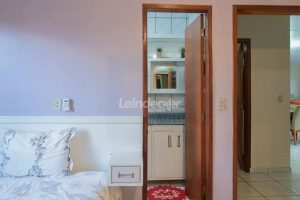 Casa à venda com 218m², 3 dormitórios, 2 suítes, 4 vagas no bairro Partenon em Porto Alegre - Foto 19