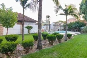 Casa à venda com 218m², 3 dormitórios, 2 suítes, 4 vagas no bairro Partenon em Porto Alegre - Foto 1