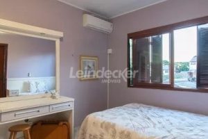 Casa à venda com 218m², 3 dormitórios, 2 suítes, 4 vagas no bairro Partenon em Porto Alegre - Foto 20