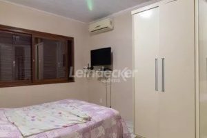 Casa à venda com 218m², 3 dormitórios, 2 suítes, 4 vagas no bairro Partenon em Porto Alegre - Foto 22