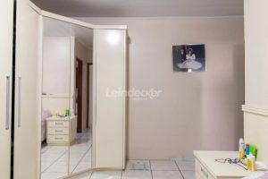 Casa à venda com 218m², 3 dormitórios, 2 suítes, 4 vagas no bairro Partenon em Porto Alegre - Foto 24