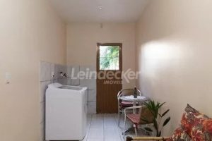 Casa à venda com 218m², 3 dormitórios, 2 suítes, 4 vagas no bairro Partenon em Porto Alegre - Foto 32