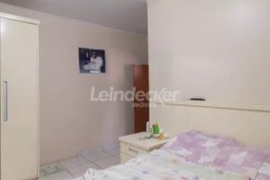 Casa à venda com 218m², 3 dormitórios, 2 suítes, 4 vagas no bairro Partenon em Porto Alegre - Foto 14