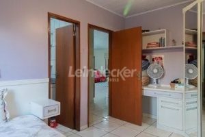 Casa à venda com 218m², 3 dormitórios, 2 suítes, 4 vagas no bairro Partenon em Porto Alegre - Foto 13