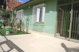 Casa à venda com 150m², 3 dormitórios, 4 vagas no bairro Partenon em Porto Alegre - Foto 2