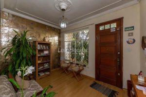 Casa à venda com 300m², 3 dormitórios, 2 vagas no bairro Petrópolis em Porto Alegre - Foto 2