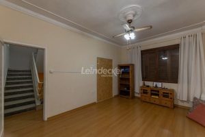 Casa à venda com 300m², 3 dormitórios, 2 vagas no bairro Petrópolis em Porto Alegre - Foto 4