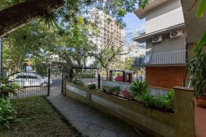 Casa à venda com 300m², 3 dormitórios, 2 vagas no bairro Petrópolis em Porto Alegre - Foto 32